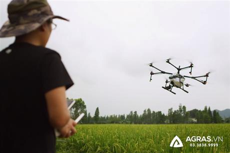 Phun thuốc trừ sâu an toàn và hiệu quả bằng thiết bị bay thông minh