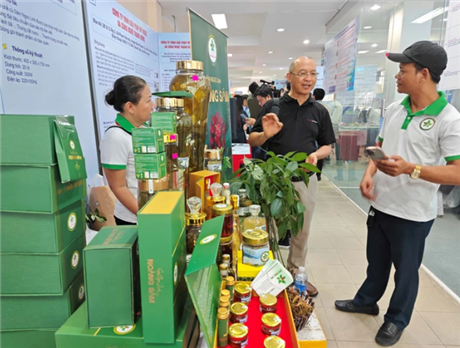 Sâm Ngọc Linh giá 200 triệu đồng/kg được trưng bày tại... chợ công nghệ