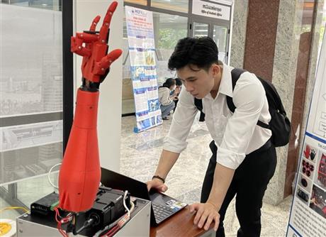 Sinh viên làm cánh tay robot điều khiển bằng cử chỉ