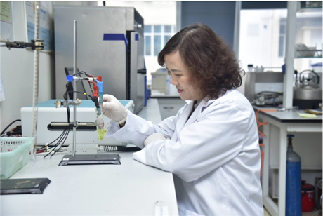Nữ giáo sư nghiên cứu vật liệu dẫn thuốc tiêu diệt tế bào ung thư