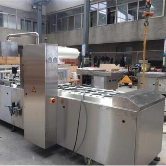 Máy dán khay đóng hộp thực phẩm tự động