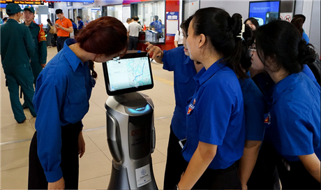 Robot lễ tân lần đầu phục vụ tại metro TP HCM