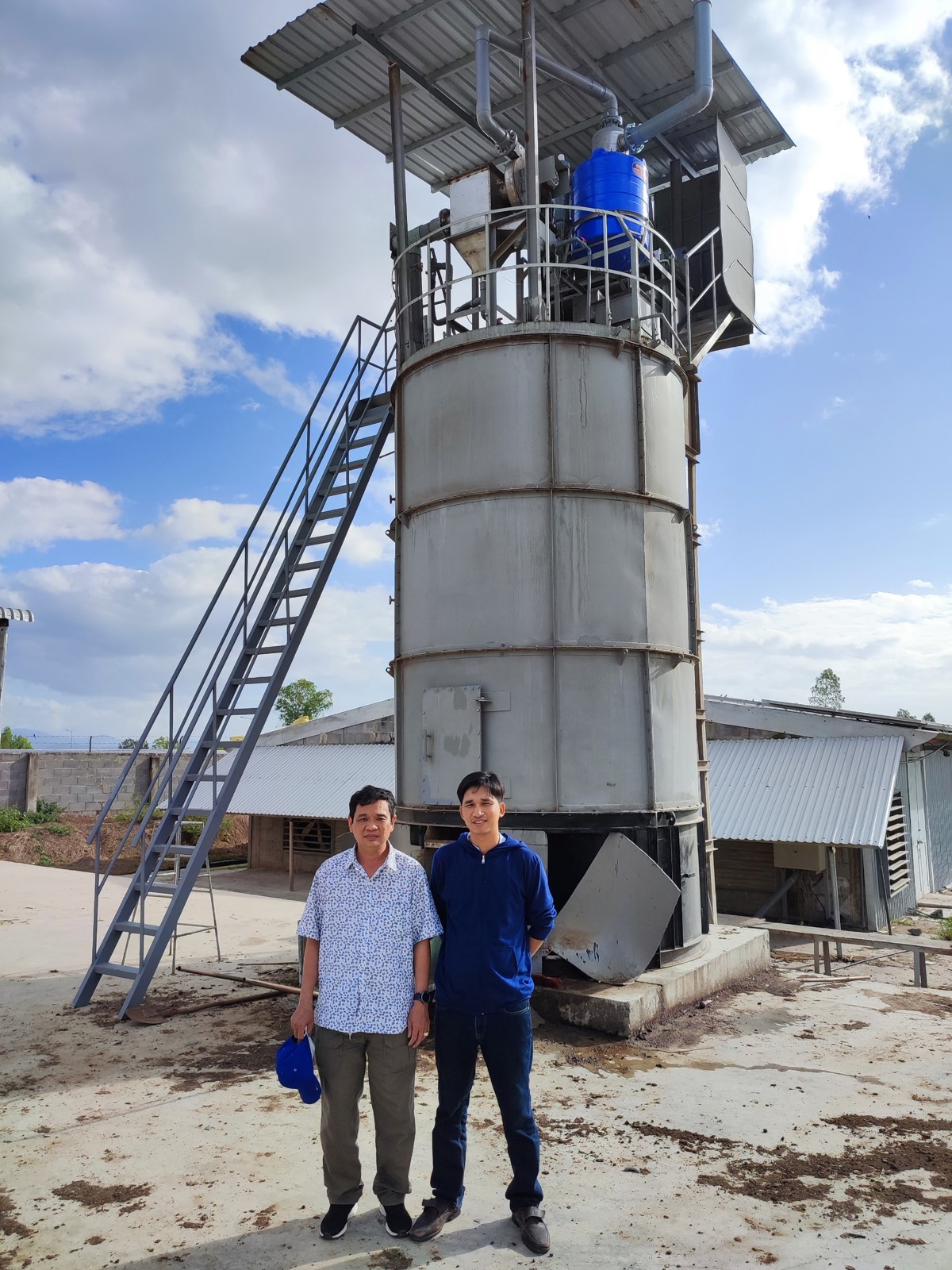 Quy trình công nghệ và hệ thống máy ủ phân gà dạng bồn đứng năng suất 2 m3/ngày