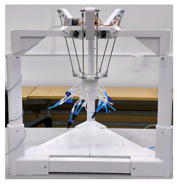 Robot delta tích hợp bàn tay mềm cầm nắm linh động nhiều đối tượng vật thể