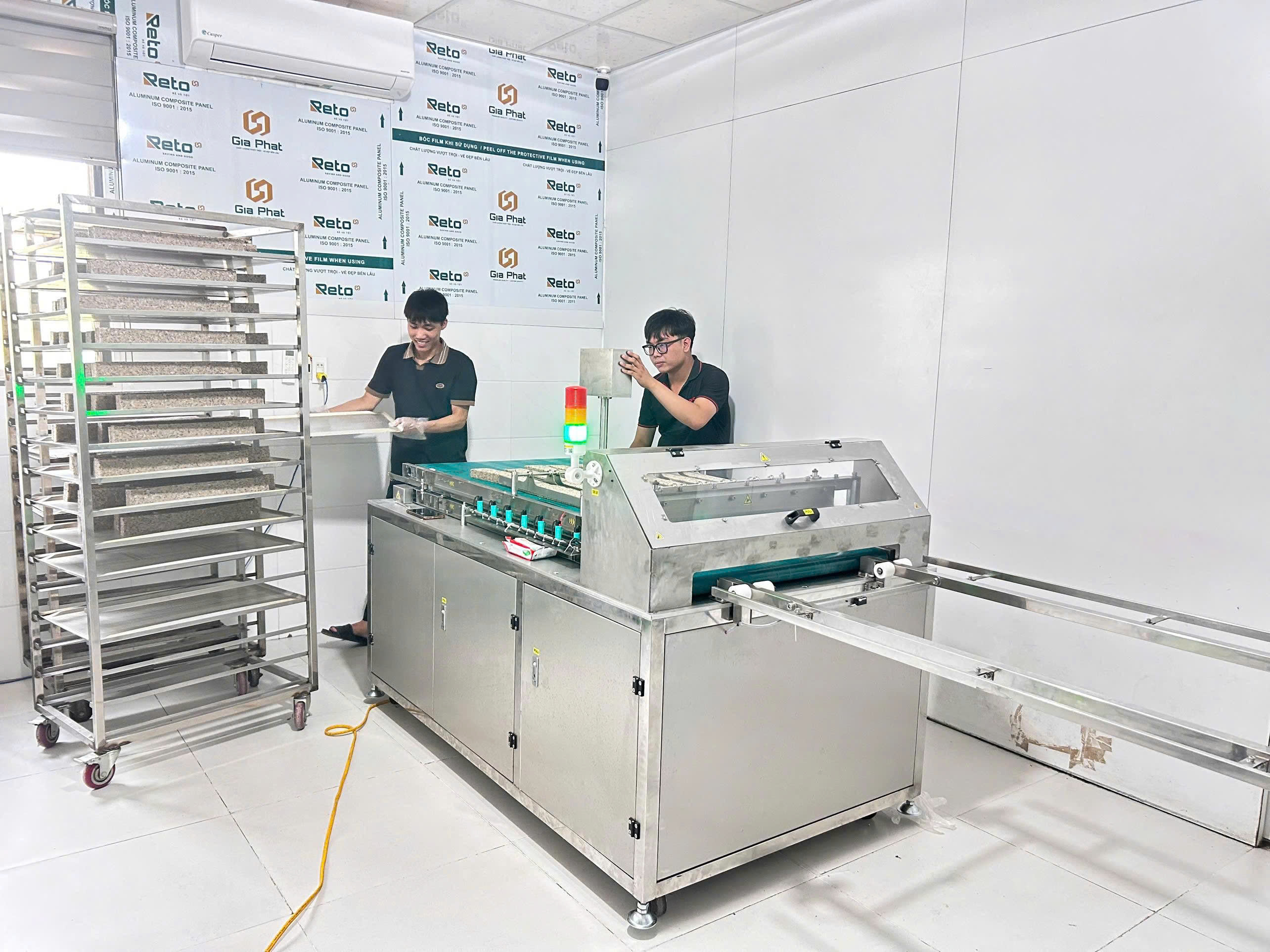 Máy cắt và xếp bánh dừa nướng tự động