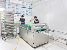 Máy cắt và xếp bánh dừa nướng tự động